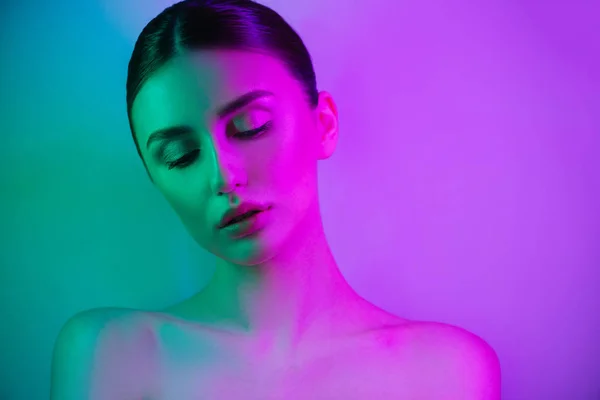 Υψηλή μόδα γυναίκα σε πολύχρωμο φωτεινό φως νέον UV μπλε και μωβ φώτα, ποζάρισμα στο στούντιο — Φωτογραφία Αρχείου