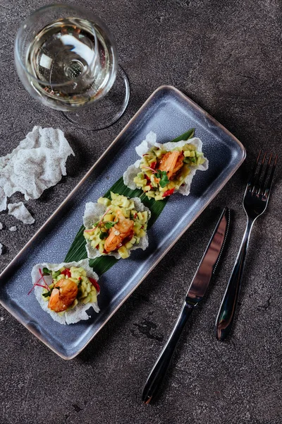 Balkánská kuchyně. Mořské garnáty s mexickou salsou — Stock fotografie