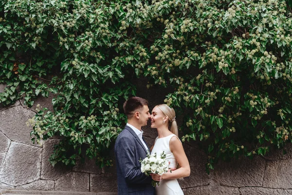 Happy bride and groom near old castle — ストック写真