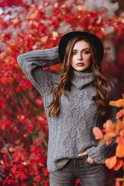La mujer de moda sobre el fondo de las hojas otoñales —  Fotos de Stock