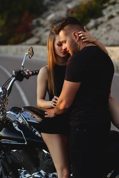 Retrato de belo casal jovem em uma motocicleta . — Fotografia de Stock