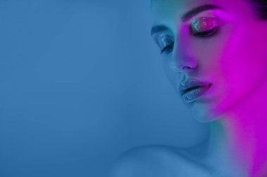 Stüdyoda poz neon ışıklar Yüksek Moda model kız, güzel kadın portresi, trendy parlayan makyaj.