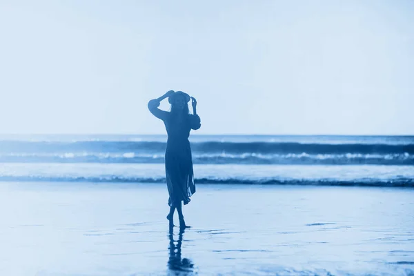 Jong slank mooi vrouw op zonsondergang strand — Stockfoto