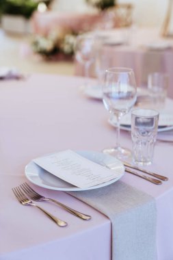 Restoranda düğün çiçekleri süslemesi.