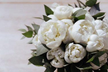 Beyaz şakayıklardan oluşan güzel ve şık bir düğün buketinin yakın plan görüntüsü.