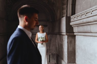 Mutlu gelin ve damat eski kalenin yakınlarında