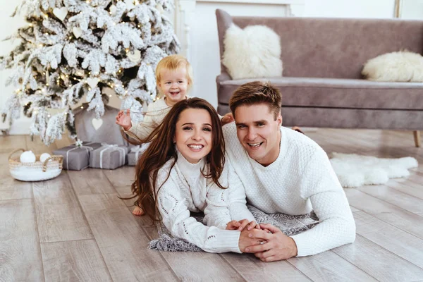 Різдвяний сімейний портрет на підлозі — стокове фото