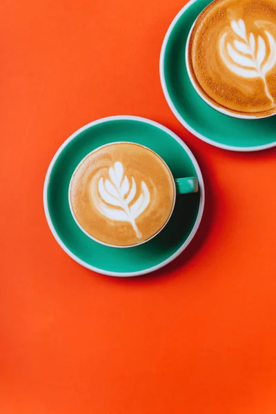 Tazas de café cian sobre fondo naranja . — Foto de Stock