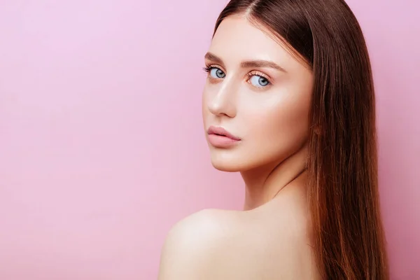 Modelo de belleza con maquillaje natural sobre fondo rosa — Foto de Stock