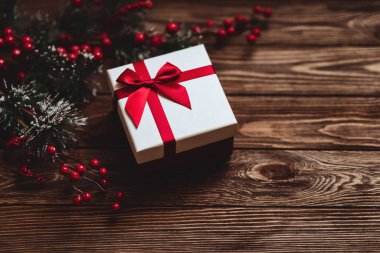 Mavi ahşap arka planda Noel süslemeleri olan fidan dalları.