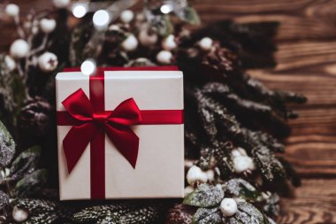 Noel hediyesi kutusu. Noel hediyesi, tahta masada kutuda..