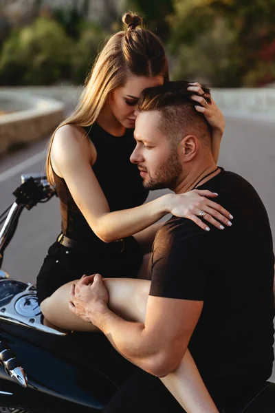 Pareja de amantes besándose y abrazándose en moto — Foto de Stock