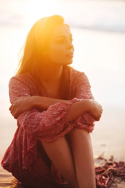 Mujer disfrutando del hermoso atardecer en la playa —  Fotos de Stock