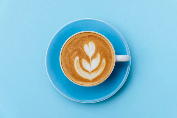 Taza de café fresco sobre fondo azul — Foto de Stock