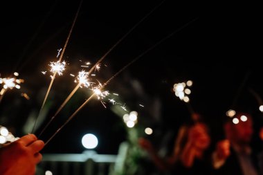 Bengal ışığını tutan insanların elleri