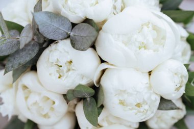 Beyaz şakayıklardan oluşan güzel ve şık bir düğün buketinin yakın plan görüntüsü.