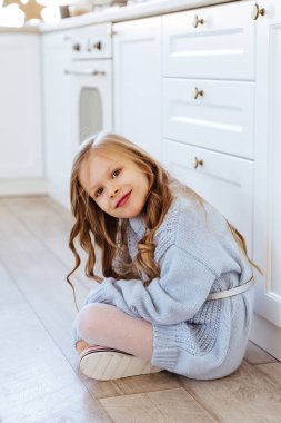 Barista klasik bir İtalyan kahve makinesiyle cappuccino yapıyor.