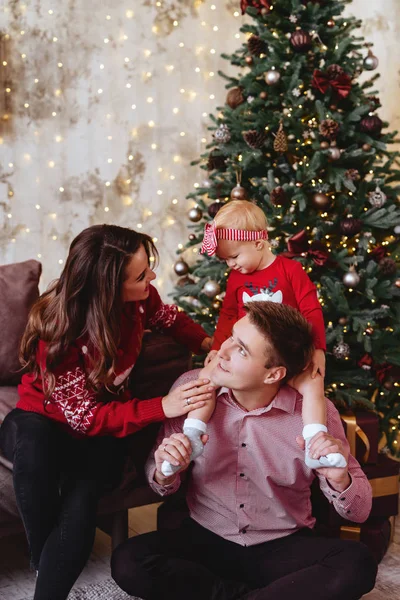 Boldog család anya, apa és gyermek lánya karácsonykor — Stock Fotó