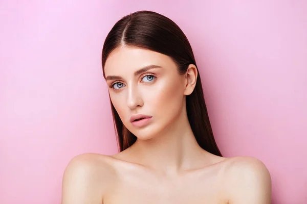 Μοντέλο ομορφιάς με φυσικό μακιγιάζ σε ροζ φόντο — Φωτογραφία Αρχείου