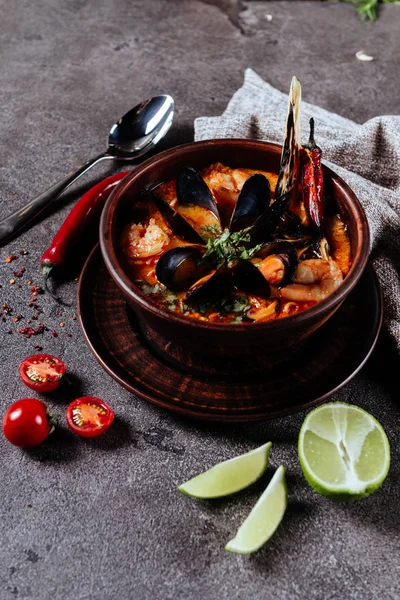 Perto de uma tigela de sopa de frutos do mar italiano rústico — Fotografia de Stock