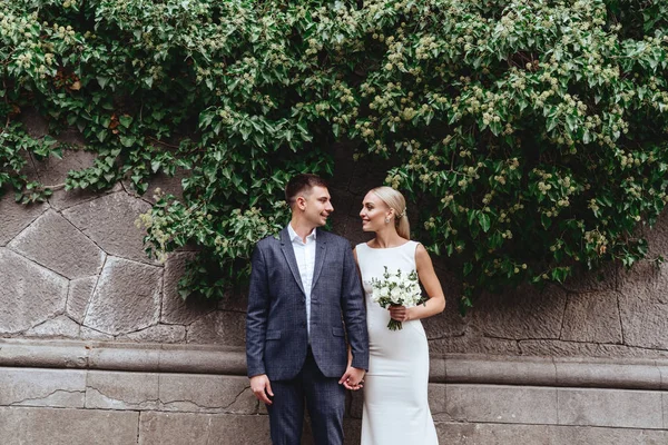 Novia feliz y novio cerca del viejo castillo — Foto de Stock