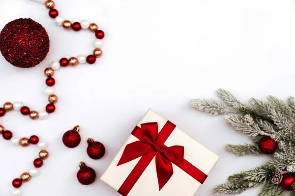 圣诞装饰品，白色背景的礼品盒 — 图库照片