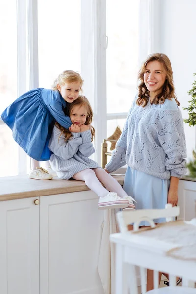 Matka z dziećmi gotuje w kuchni na Boże Narodzenie — Zdjęcie stockowe