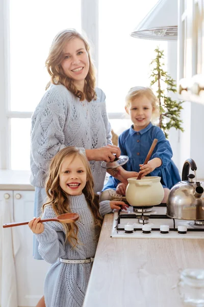 Mãe com seus filhos cozinhar na cozinha para xmas — Fotografia de Stock