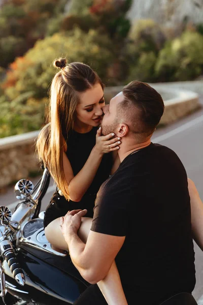 Porträtt av vackra unga par på en motorcykel. — Stockfoto