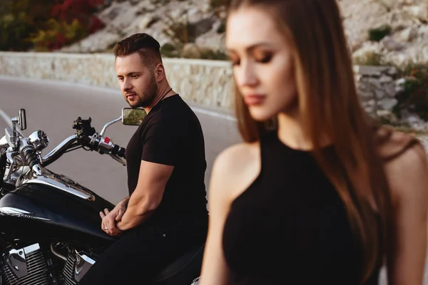 Pareja de amantes besándose y abrazándose en moto —  Fotos de Stock