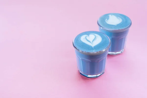 Modré sladěné latté s růžovým uměním — Stock fotografie