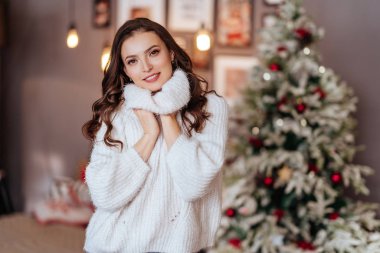 kız Noel ağacı arka plan üzerinde