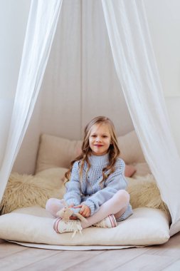 Barista klasik bir İtalyan kahve makinesiyle cappuccino yapıyor.