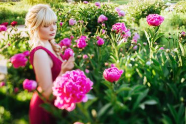 Açık bahçe güzel genç kadın portre yakın yukarı. Kadın bahar moda kavramı