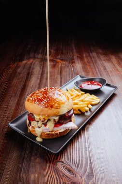 Taze sebzeli ev yapımı hamburger.
