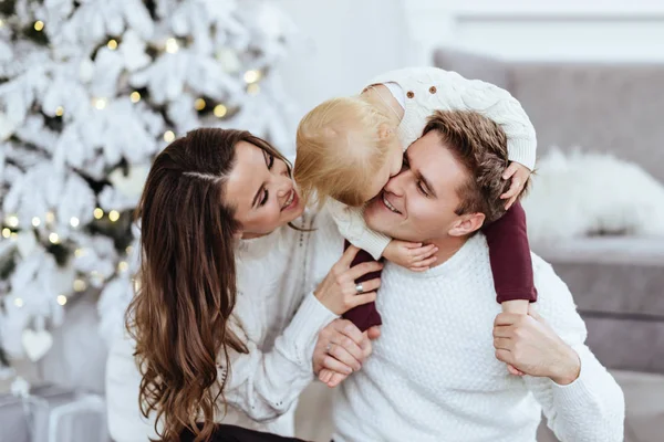 Різдвяна фотографія щасливої сім'ї — стокове фото