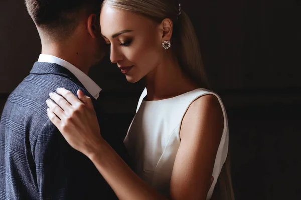 Mutlu gelin ve damat eski kalenin yakınlarında