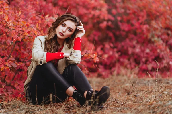 Женщина-мода на фоне осенних листьев — стоковое фото