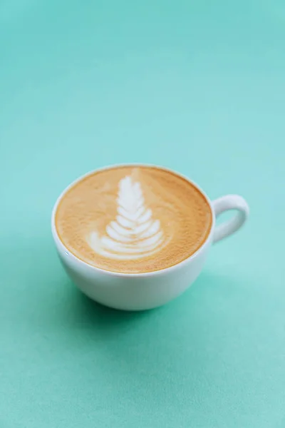 Dos taza de café sobre fondo de color . — Foto de Stock