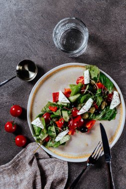 Taze sebzeli Yunan salatası