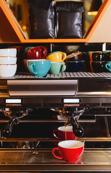 Kaffeemaschine macht Tasse heißen Kaffee — Stockfoto