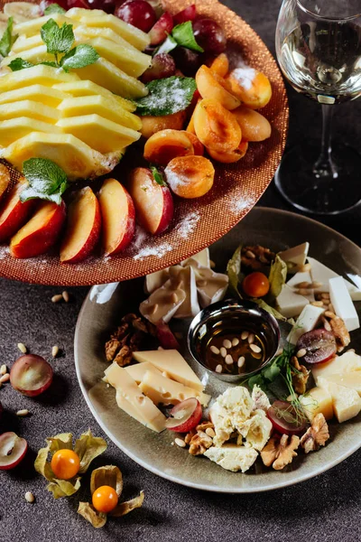 Bandeja grande para fiestas de queso y frutas —  Fotos de Stock