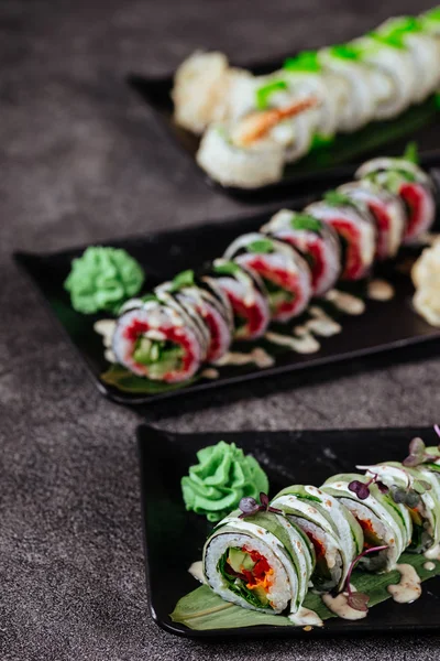 Różne rodzaje sushi — Zdjęcie stockowe