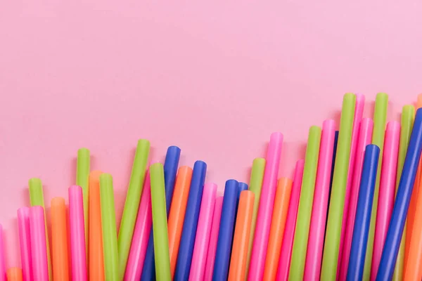 Túbulos de color para el jugo y cócteles sobre fondo rosa . —  Fotos de Stock