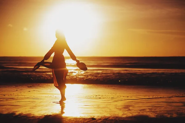 Joven delgada hermosa mujer en la playa del atardecer —  Fotos de Stock