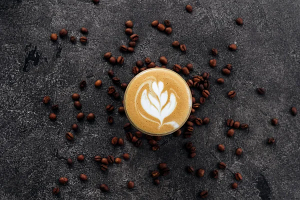 Чашка кофе на фоне черного камня — стоковое фото