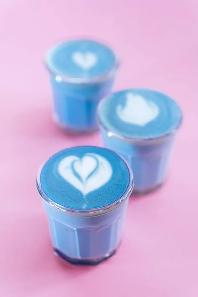 Blauwe matcha latte met rozet art Rechtenvrije Stockafbeeldingen
