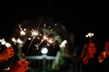 Bengal ışığını tutan insanların elleri