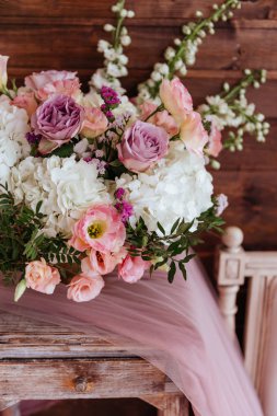 Vintage ahşap duvarda karışık çiçek Bahar buketi
