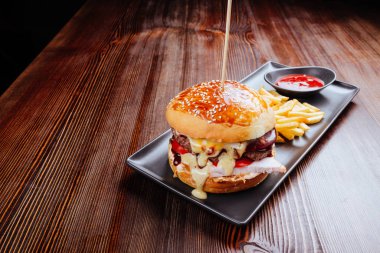 Taze sebzeli ev yapımı hamburger.